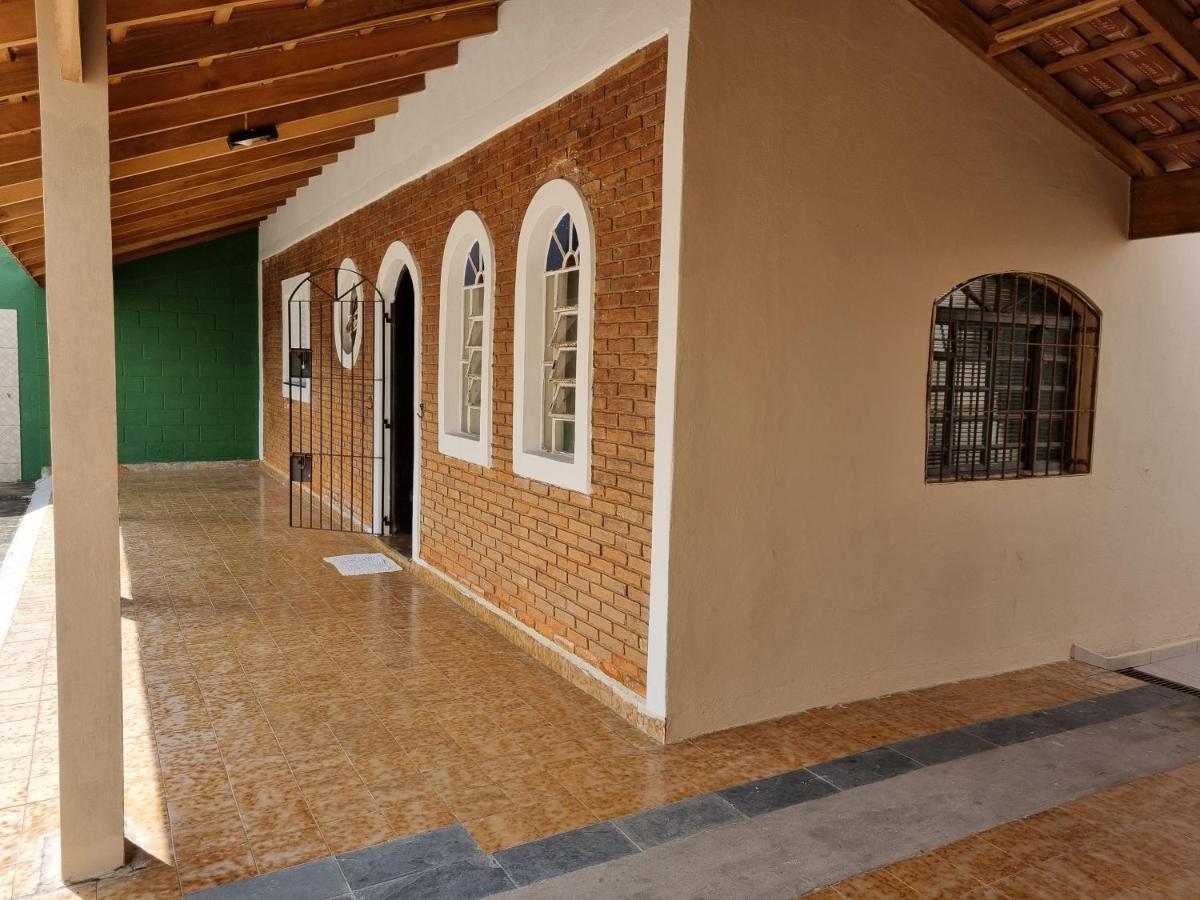Confortável casa com piscina e churrasqueira a 100m da praia Caraguatatuba Exterior foto